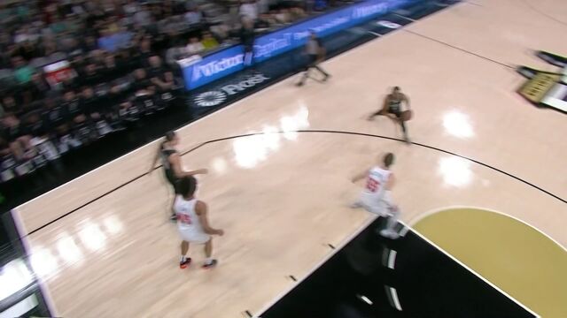 灵动突破撕裂防线 约翰逊无惧对抗高挑篮打进2+1