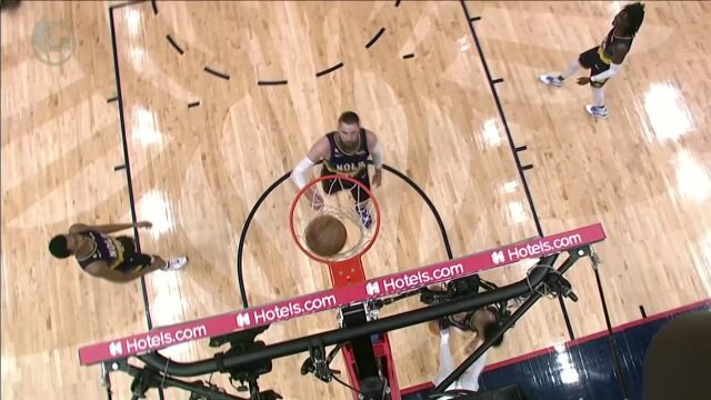 核心力量恐怖！米切尔空中失衡顺手一抛打成2+1