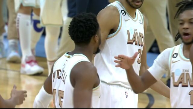 进攻配合行云流水 米切尔炮弹直塞篮下莫布里双手暴扣