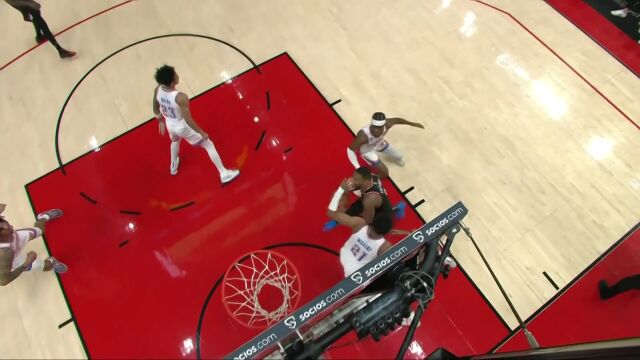 长驱直入势不可挡 利拉德单枪匹马冲入禁区勾手打进