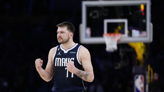 东契奇vs湖人集锦 砍下35分大三双 两度飚中绝平三分