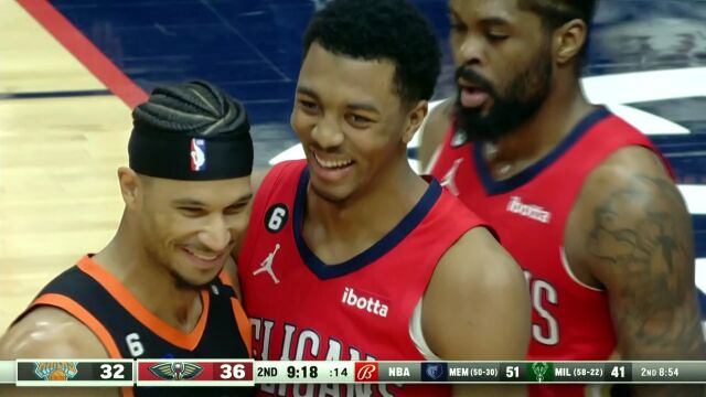 篮球带来的快乐！墨菲送给哈特无情大帽后两人相视一笑