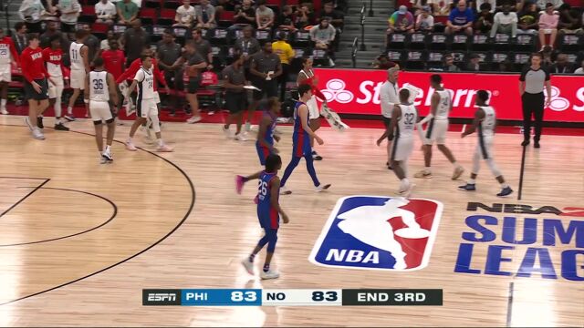 进攻端展现了十八般武艺 诺利撤步三分出手正中靶心