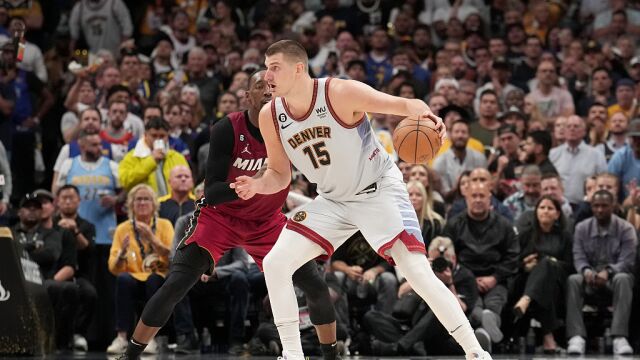 约基奇总决赛十佳球：超远三分一剑封喉 人群之中打进神仙2+1