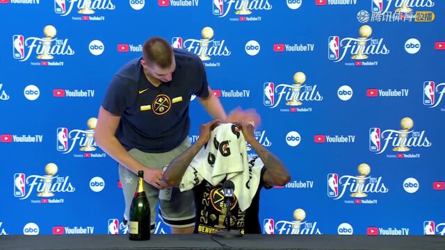 看来真的是喝高了！约基奇“赶走了”波普自己坐下参加赛后发布会