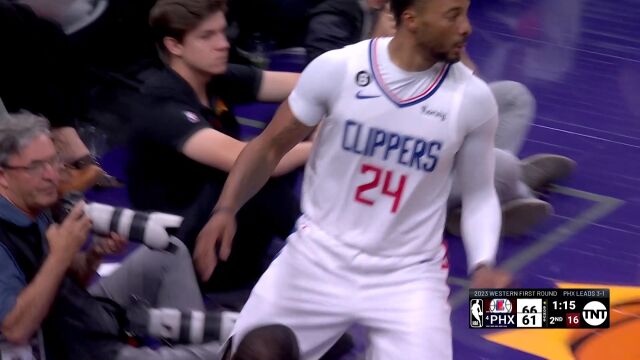 进攻端火力全开 鲍威尔一骑绝尘杀进篮下造成2+1