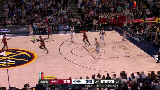 洛瑞迎着布劳恩三分命中 解说团齐呼：不得了 真是太硬了