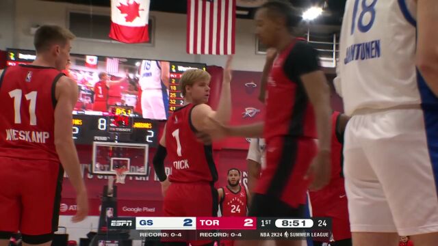 不惧防守直杀篮下！ 迪克突破防守拉杆上篮造成2+1