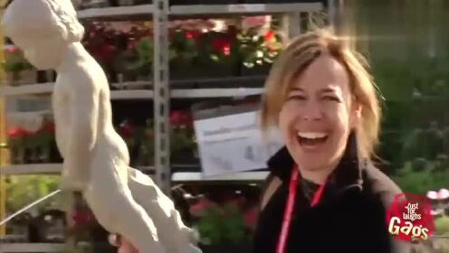 国外恶搞:小男孩雕像突然“撒尿”淋湿美女,路人反应真好笑