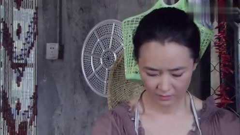 老太太见邻居的鱼大，故意把她支走，偷拿了好几条到自家碗里