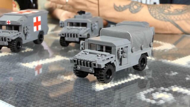 Brickmania积木展示介绍,M998 HMMWV 双门货物和运兵车