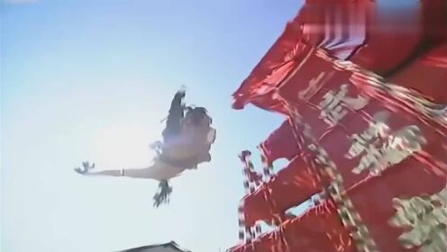 大小姐从天而降,看的男子眼都直了!太美了