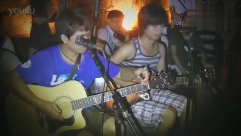 偶遇俩流浪歌手翻唱《西海情歌》,蛮接近原唱的