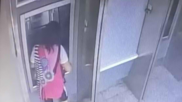 粗心女子存钱未成功,被ATM吐出:7000元“没了”