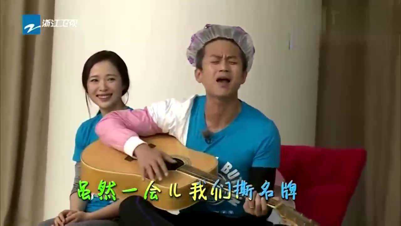 女神江一燕与邓超比赛弹吉他一起听听超哥原唱跑男神曲太欢乐了