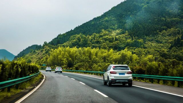 如果在高速路上开车开同侧窗,会发生什么事情?