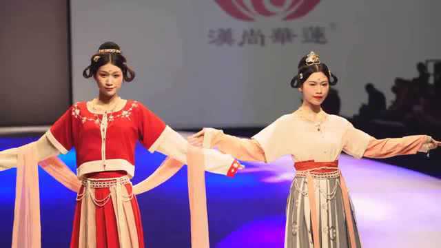 中国汉服有多美,T台走秀女模特身穿汉服表演