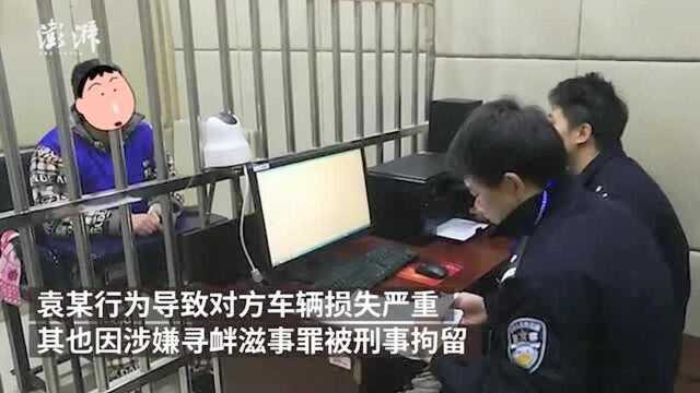 男子超车受阻,故意别车致后车撞树