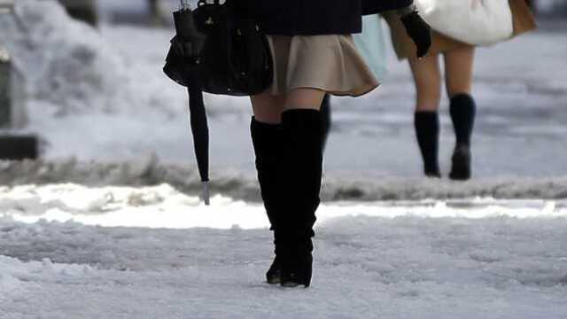 日本女学生冬天穿短裙是被“逼”的?日本网友:学校规定!