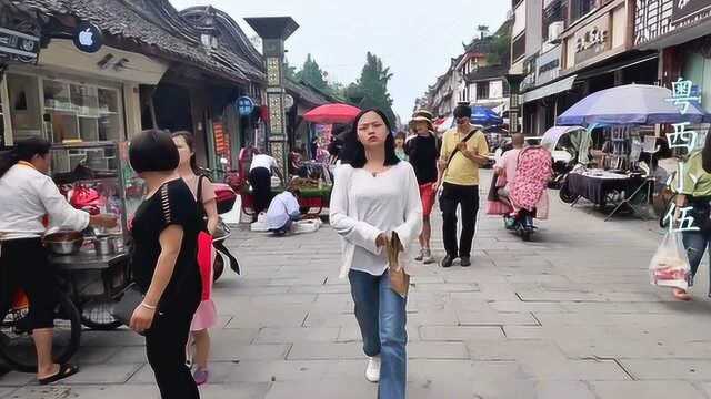 四川崇州有一条很热闹的街,网友说:这里不仅美食多,美女更多!