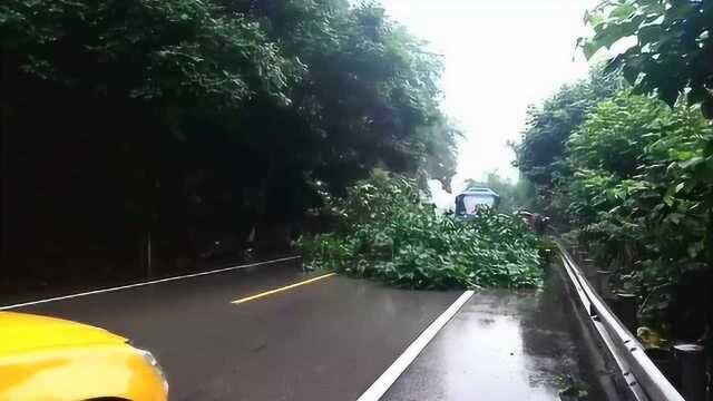 邻水暴雨后,道路被阻断…