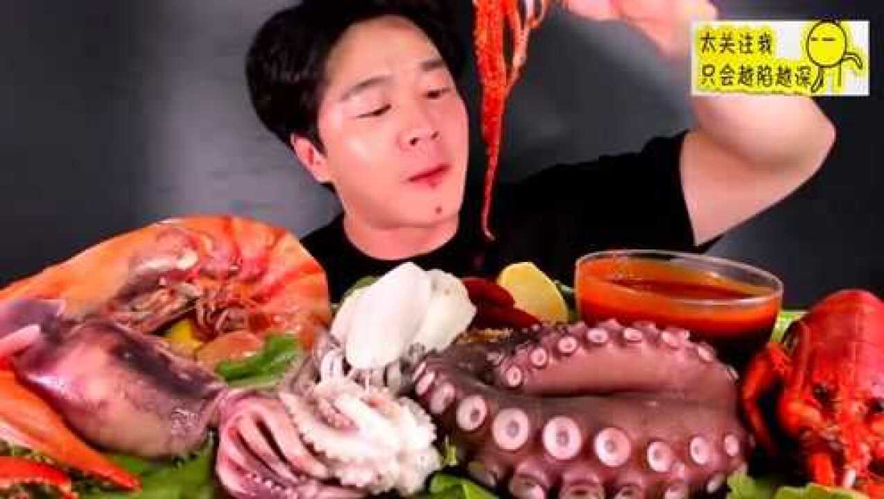 韩国吃播大胃王吃最受欢迎的海鲜大章鱼和虾鱿鱼鲑鱼