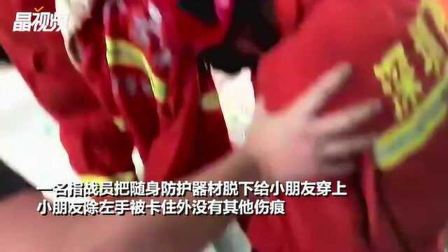 钢化玻璃门“吃”住女童手 消防裹其身破拆