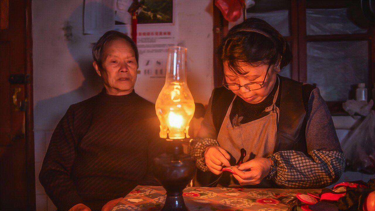 8万人打出8.9分,这部高分电影,记录了一对最平凡的中国父母