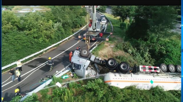 装26吨液氧槽罐车高速翻车,致一死一伤