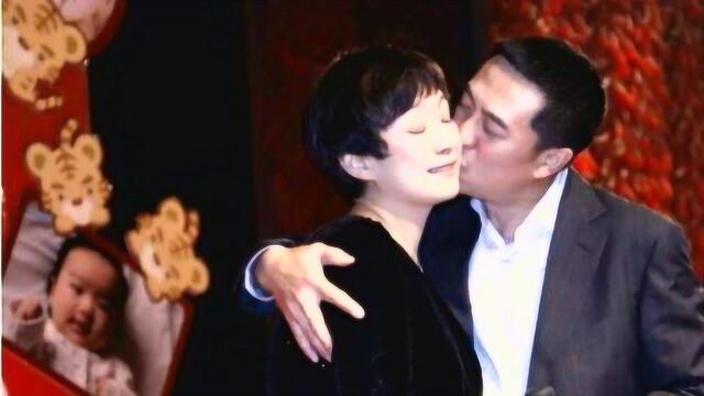 张嘉译49岁老婆王海燕近照,他搂着老婆,脸上表情写满生活状态