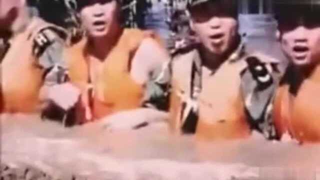 1998年抗洪不能忘记的画面!那些最让人感动的中国军人,看哭了!