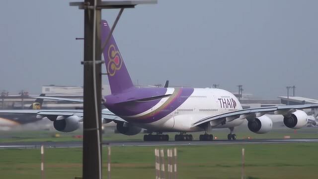 泰国航空公司空客A380800 HSTUA的着陆和起飞