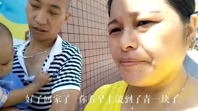 孩子们开学第一天家长都很积极的打扫卫生