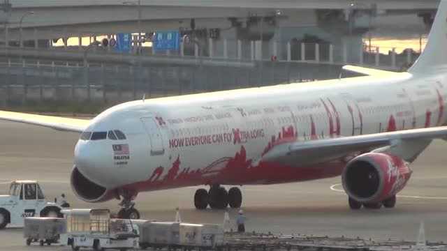 亚洲航空x空客A330300 9MXAA从跑道06R起飞