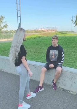 美女，真的不是我打你屁股，我可以举双手证明我的清白