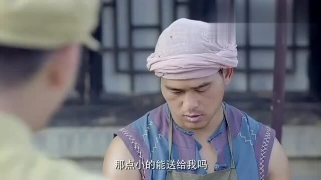 战争片:战士买猪肉,屠夫的切肉动作出卖了他,战士断定是特务