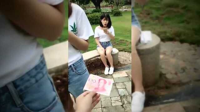 爆笑:美女的钱被人捡了,别人要证明,问是什么银行取的!