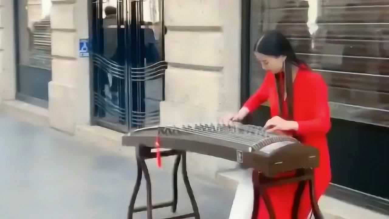 美女外国街头古筝演奏难念的经不愧是经典歌曲太好听了