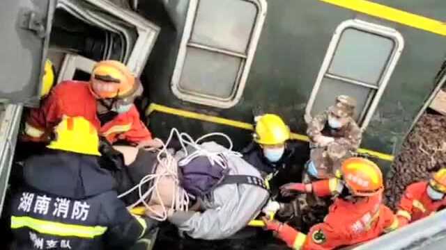 湖南火车侧翻事故致1死4重伤,123人轻伤