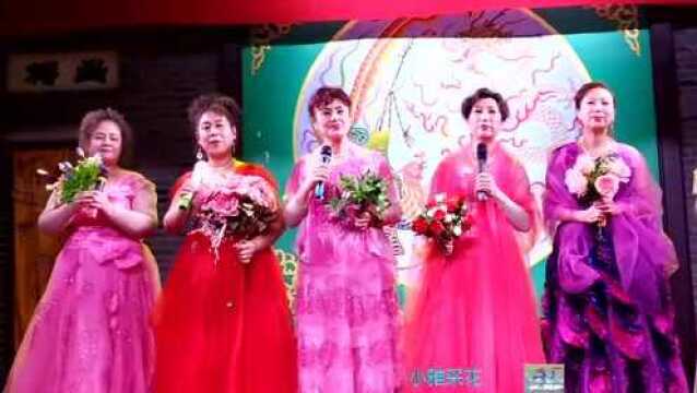 她们演唱的歌曲《红梅花儿开》;花香满枝,满怀的爱意无法表达