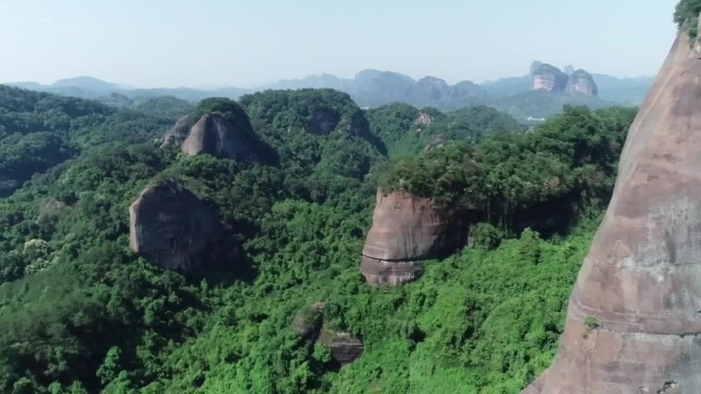 韶关副市长推介丹霞山,现场操作无人机直播