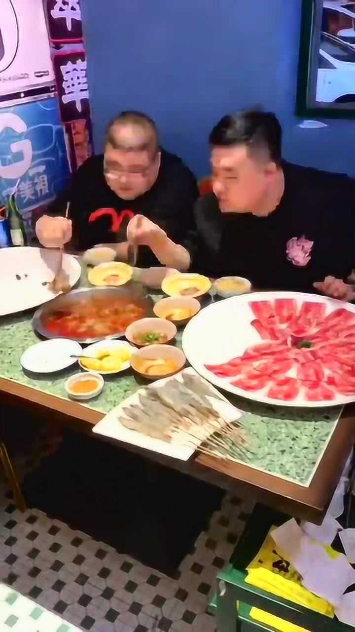红雨团队龙哥涛哥带着口罩扫荡火锅店没想到还是被认出来了