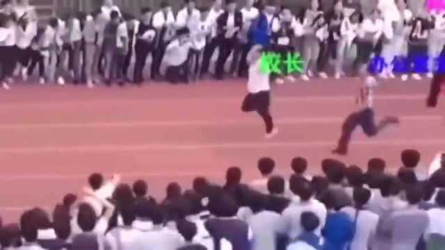 今日趣图:在?上勾拳