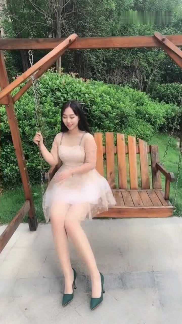 微胖小姐姐搭配公主裙让白丝装饰美腿每一帧都是至美画面