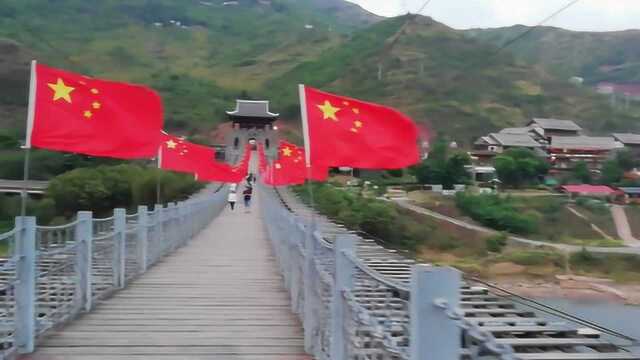 风景绣丽好风光的土城四渡赤水,清爽的赤水上的体验玻璃吊桥