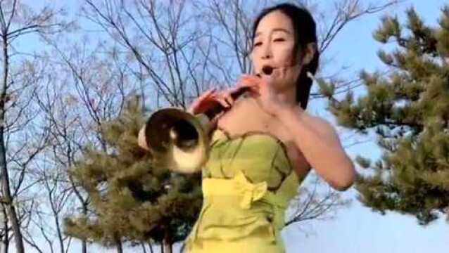 美女唢呐独奏《纤夫的爱》,情歌金曲,曲美人也美!