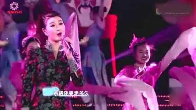 不愧是草原女王! 降央卓玛现场一首《成都》嗓音太有磁性 好听极了