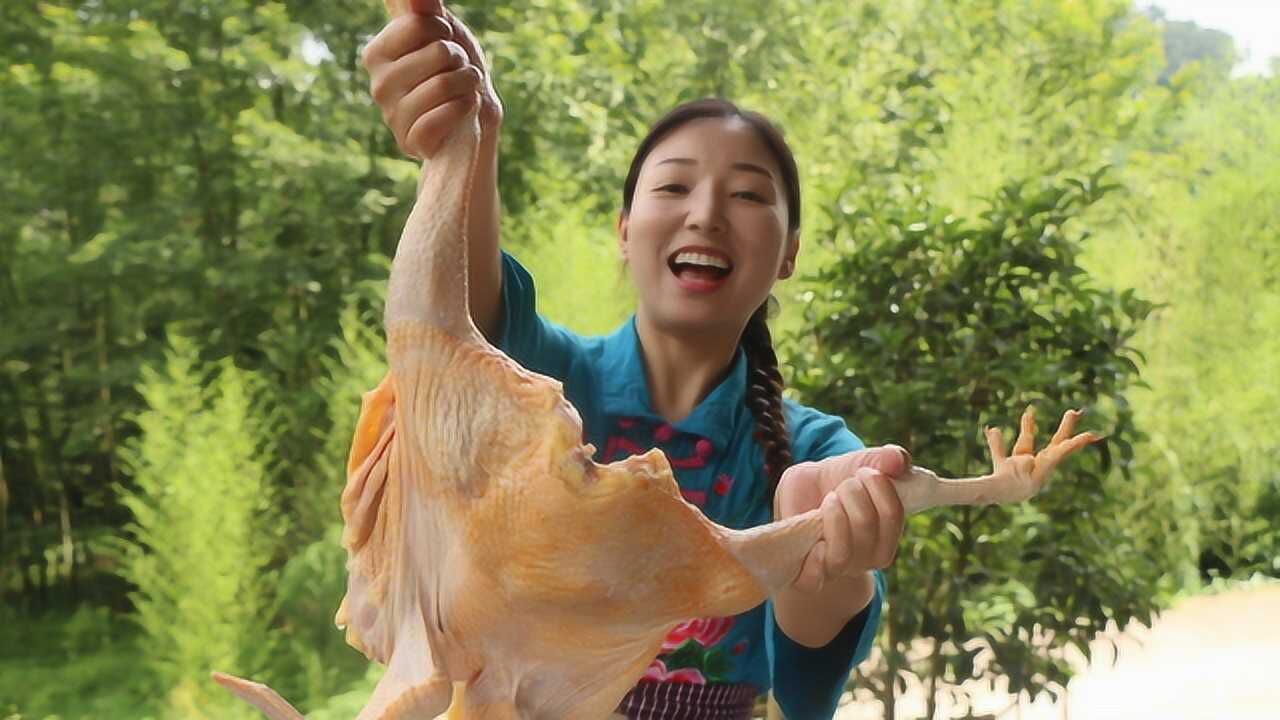 小雨今天做了椒麻鸡,洒上青花椒太巴适了,大口大口啃好爽