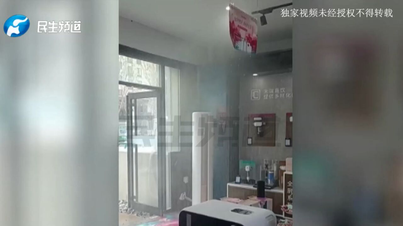 商铺喷淋头漏水,报修后未及时处理致爆管?男子:当时店里跟下暴雨一样