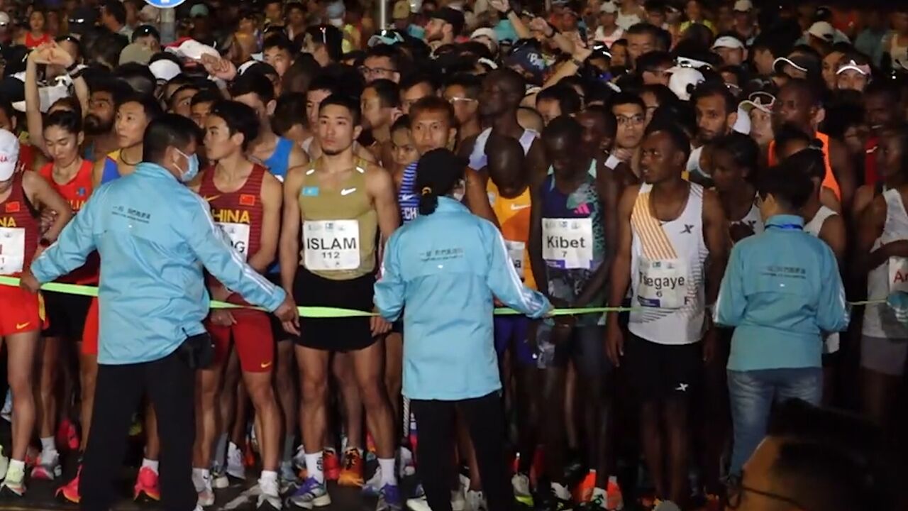 香港马拉松开跑,7.4万人参赛 李家超、萧泽颐等主持起步礼